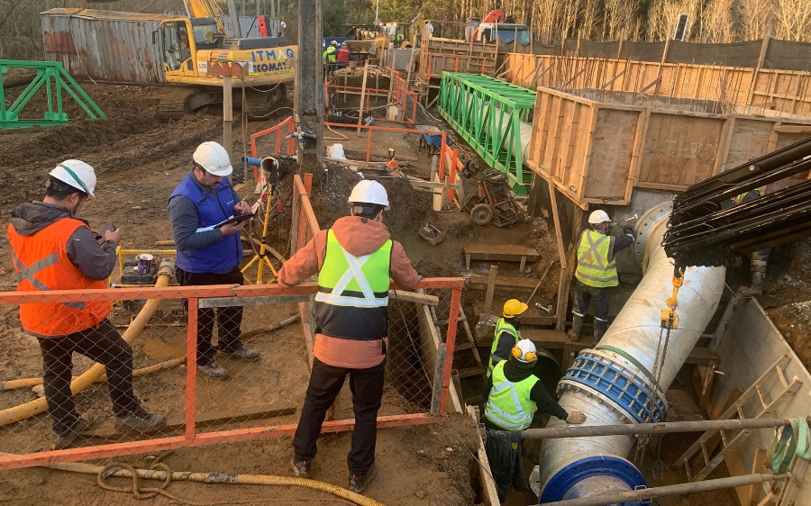 Aguas Décima culmina con éxito conexión de una de las principales alimentadoras de agua de la ciudad